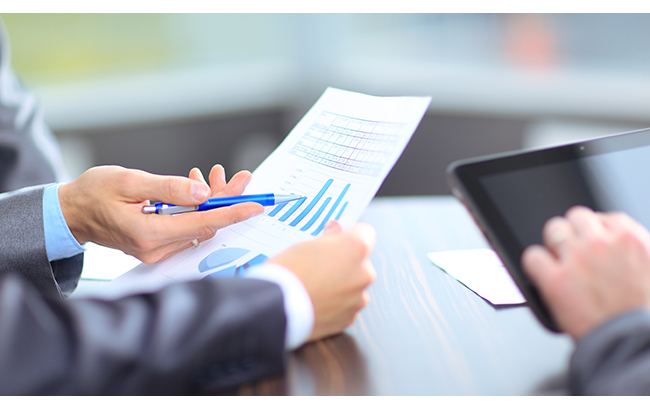 千庫網(wǎng)_業(yè)務(wù)團(tuán)隊一起分析市場研究結(jié)果_攝影圖編號276564