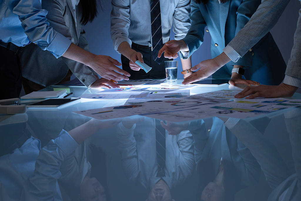 千庫(kù)網(wǎng)_商務(wù)人士在辦公室里討論工作_攝影圖編號(hào)20083167 千庫(kù)網(wǎng)_商務(wù)人士在辦公室里討論工作_攝影圖編號(hào)20083167