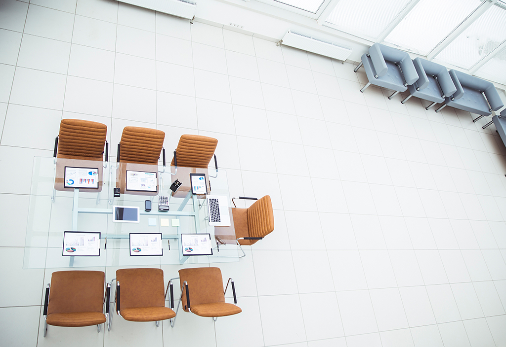 千庫網(wǎng)_頂視圖 - 現(xiàn)代會(huì)議室中舉行商務(wù)會(huì)議的場(chǎng)所。_攝影圖編號(hào)18063397